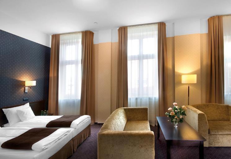Hotel Senator Збоншинь Экстерьер фото