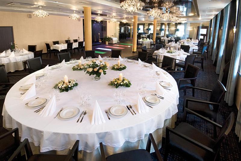 Hotel Senator Збоншинь Экстерьер фото